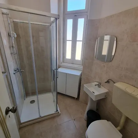 Minimalist 9bed Oasis Parliament Apartman