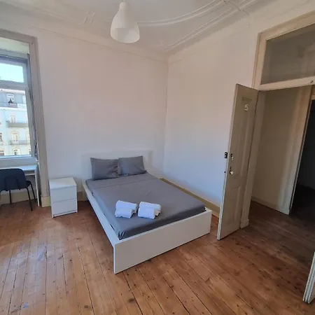 Minimalist 9bed Oasis Parliament