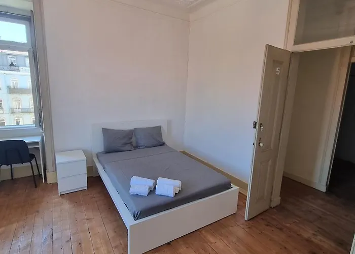 Minimalist 9bed Oasis Parliament