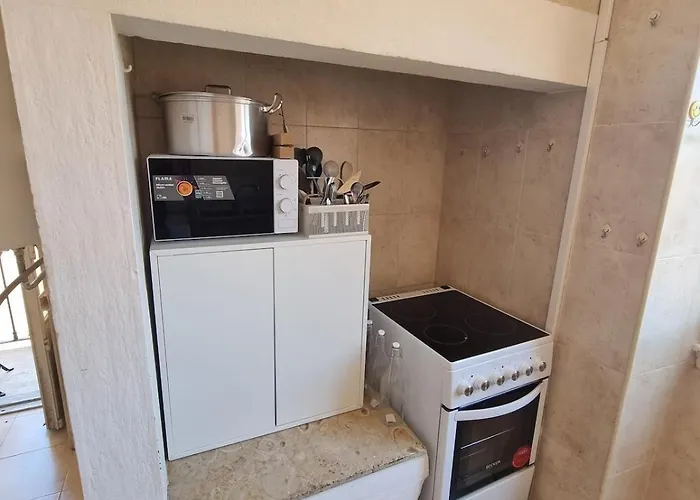 Minimalist 9bed Oasis Parliament